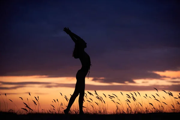 Silhouet Van Een Mooie Jonge Vrouw Oefent Nachts Yoga Buiten — Stockfoto