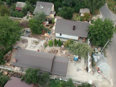 Kırsal alan manzaralı yeni bir özel konut inşaatı. Drone fotoğrafı.