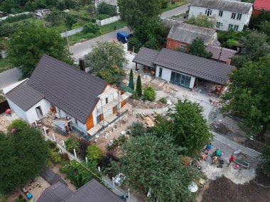 Kırsal alan manzaralı yeni bir özel konut inşaatı. Drone fotoğrafı.