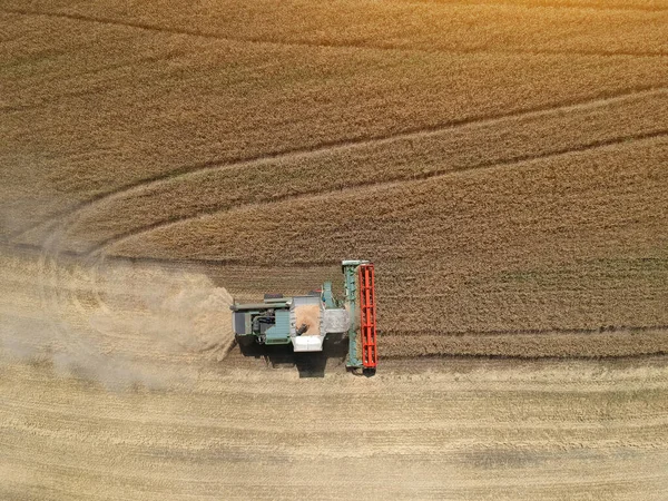 Vista Aérea Una Cosechadora Que Trabaja Los Campos Drone Foto —  Fotos de Stock