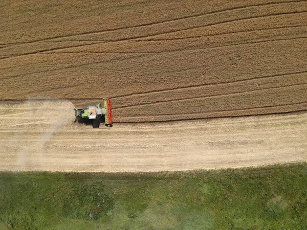 Vista Aérea Uma Ceifeira Que Trabalha Nos Campos Drone Foto — Fotografia de Stock