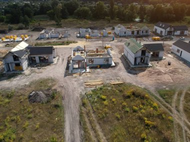 Kırsal alan manzaralı yeni bir özel konut inşaatı. Drone fotoğrafı.