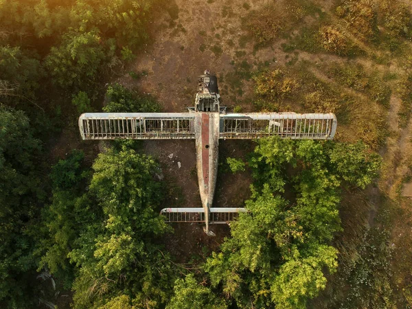 放棄された飛行機と古い放棄された飛行場 空中展望 — ストック写真