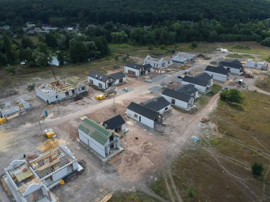 Kırsal alan manzaralı yeni bir özel konut inşaatı. Drone fotoğrafı.