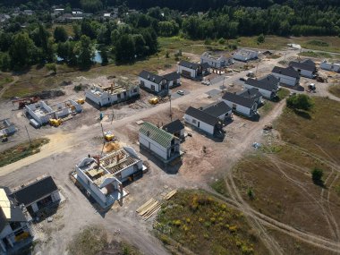 Kırsal alan manzaralı yeni bir özel konut inşaatı. Drone fotoğrafı.