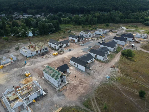 Kırsal alan manzaralı yeni bir özel konut inşaatı. Drone fotoğrafı.