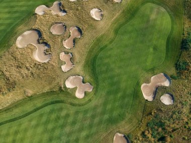Golf sahasının yeşil çimlerinin havadan görünüşü. Üst görünüm.