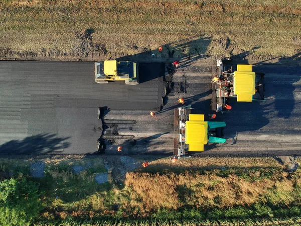 建設中の新しいアスファルト道路上の空中ビュー ドローン写真 — ストック写真