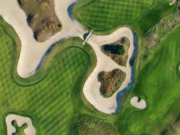 Golf Sahasının Yeşil Çimlerinin Havadan Görünüşü Üst Görünüm — Stok fotoğraf