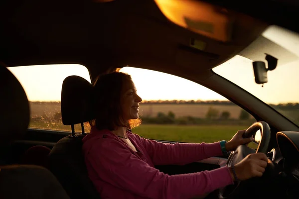 Belle Femme Conduisant Une Voiture Coucher Soleil Jour Été — Photo