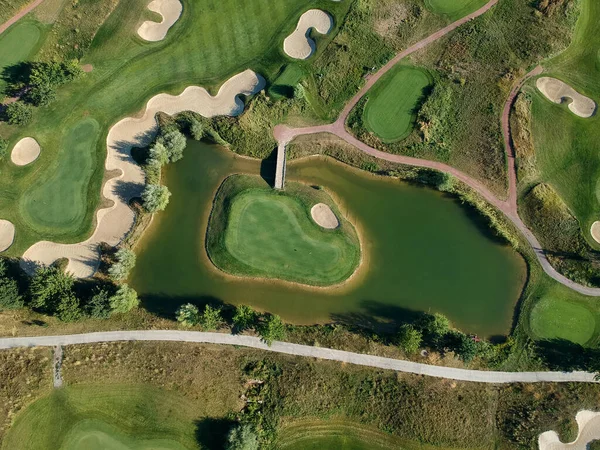 Golf sahasının yeşil çimlerinin havadan görünüşü. Üst görünüm.