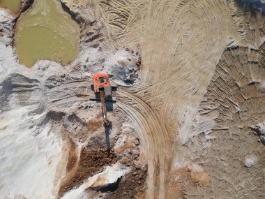 Ukrayna 'daki taş ocağında toprak taşıyıcının hava görüntüsü. Drone fotoğrafı.