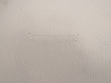 Boş göl kıyısının havadan görünen yaz manzarası. Terk edilmiş bir plajda voleybol ağı. Drone fotoğrafı..