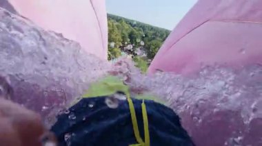 Yüksek dikey su kaydırağından düşüşün POV 'u. Yüksek hızda, su sıçratma ve adrenalin patlaması ile heyecan verici bir iniş. Birinci şahıs bakış açısından çekilmiştir..