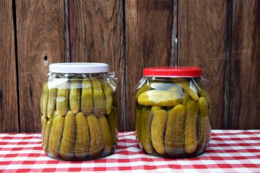Cam kavanozda salatalık turşusu. Bir kavanoz konserve salatalık.
