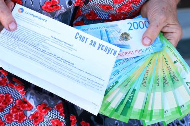 Hizmetleri ve yeni Rus banknot bir yaşlı kadın kapat-u elinde faturası