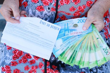 Yeni Rus parası ve bill için yaşlı bir kadını elinde dünyanın Hizmetleri