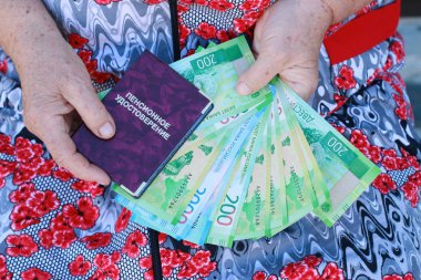 Emeklilik: Yaşlı bir kadını elinde Rus para ve emeklilik sertifika