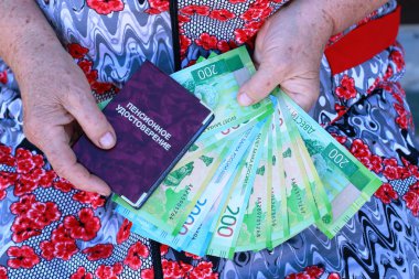 Bir yaşlı kadın kapat-u elinde Rus para ve emeklilik sertifika
