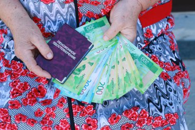 Emeklilik: İki yüz ruble ve yaşlı bir kadını elinde bir emeklilik sertifika