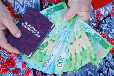 Emeklilik sertifika ve yaşlı bir kadını elinde yeni Rus parası