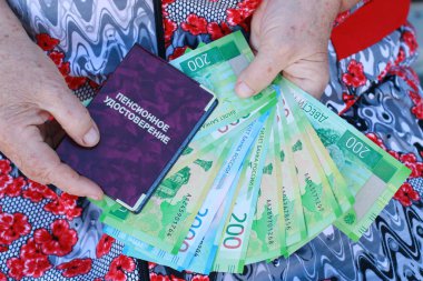 Emeklilik sertifika ve yaşlı bir kadın elinde Rus parası