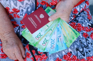 Emeklilik: Emeklilik sertifika ve yaşlı bir kadını elinde yeni Rus parası