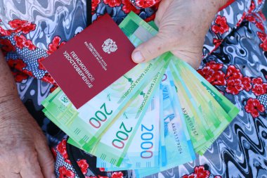 Emeklilik: Emeklilik sertifika ve yaşlı bir kadını elinde para