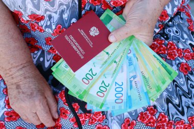 Bir yaşlı kadın kapat-u elinde Rus para ve emeklilik sertifika