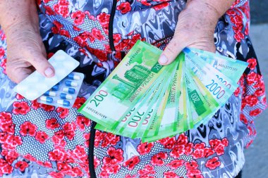 Hapları ve yeni Rus banknot bir yaşlı kadın kapat-u elinde