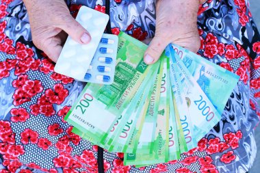 Hapları ve yaşlı bir kadın elinde para u kapatın