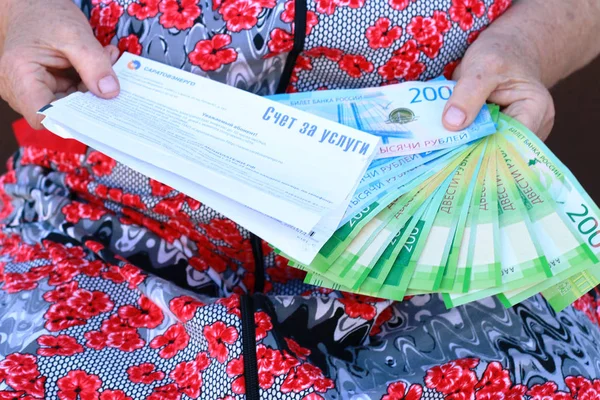 Fény Orosz Bankjegyek Kezében Egy Idős Woma Kézhezvételétől — Stock Fotó