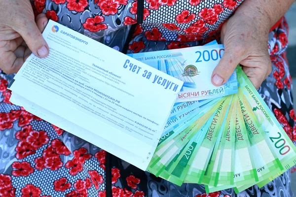 Счет Службу Новые Российские Банкноты Руках Пожилой Женщины — стоковое фото