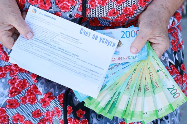 Получение Оплаты Легкие Новые Российские Деньги Крупным Планом Руках Бабушки — стоковое фото