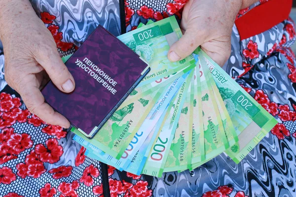 Bir yaşlı kadın kapat-u elinde Rus para ve emeklilik sertifika