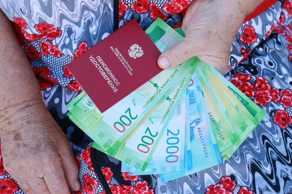 Пенсионный Сертификат Новые Российские Деньги Руках Пожилой Женщины Близкой — стоковое фото