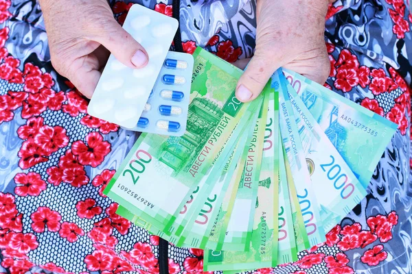 Таблетки Новые Русские Деньги Руках Пожилой Женщины — стоковое фото