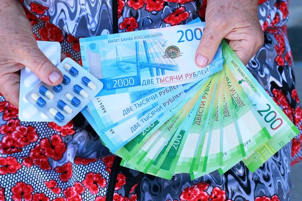 Новые Российские Деньги Таблетки Руках Пожилой Женщины — стоковое фото