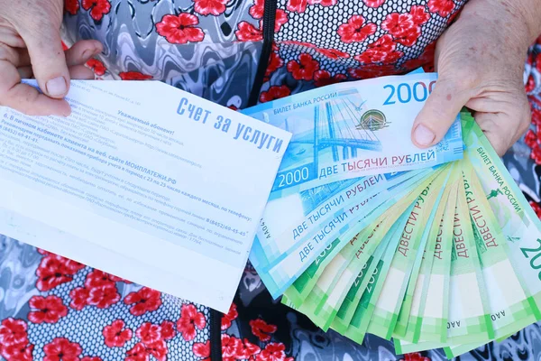 Quittung Für Leichte Und Neue Russische Banknoten Weiblichen Händen Nahaufnahme Stockfoto