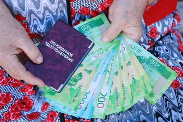 Certificado Pensão Dinheiro Russo Nas Mãos Uma Mulher Idosa Imagens Royalty-Free
