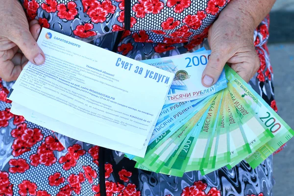 Quittung Für Leichte Und Neue Russische Banknoten Weiblichen Händen Nahaufnahme Stockbild