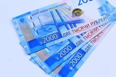 Rus parası. 2000 Rublesi üç yeni banknotlar