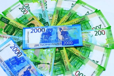 Rus parası. Yeni 2000 ruble mone arka plan üzerinde yalan