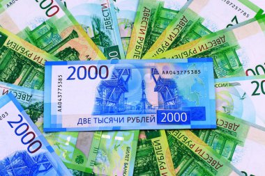 Rus parası. Yeni 2000 ruble mone arka plan üzerinde yalan