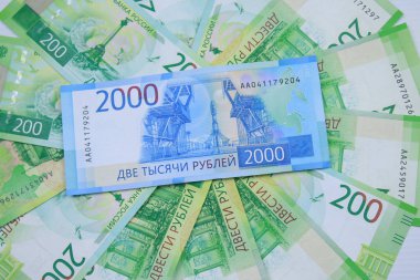 Yeni Rus banknot 2000 ruble mone arka plan üzerinde