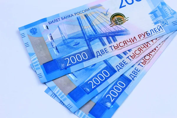 Русские Деньги Три Новых Банкноты 2000 Руб — стоковое фото