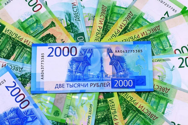 Ruské Peníze Nový 2000 Rublů Ležet Pozadí Mone — Stock fotografie