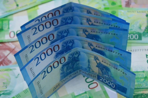 Ruské Peníze Různých Denominací Nové Dva Tisíce Rublů Detail — Stock fotografie