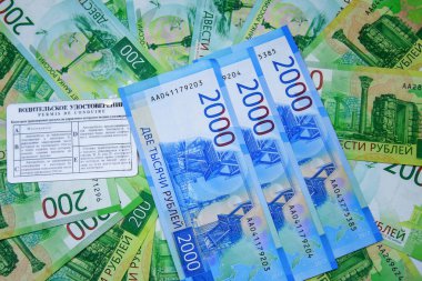 Ehliyet ve üç yeni faturaları Rus mone çerçevede 2000 ruble nominal değeri ile