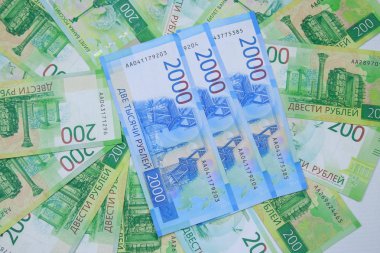 Üç yeni 2 bin Rus banknot arka plan üzerinde yalan